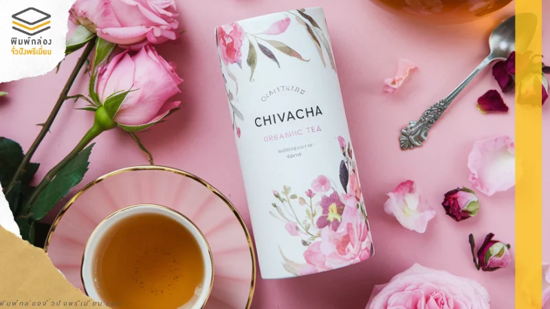 กล่องกระดาษทรงกระบอกใส่ชา พร้อมถ้วยชาสีชมพู ดอกกุหลาบ และองค์ประกอบที่หรูหรา